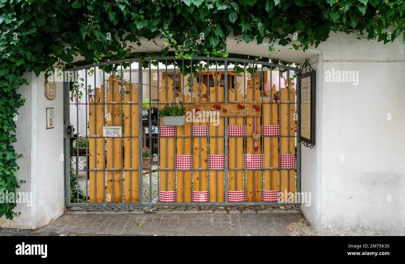 Porta d'ingresso decorata ad un ristorante con giardino, Ulm, Baden-Wuerttemberg, Germania Foto Stock