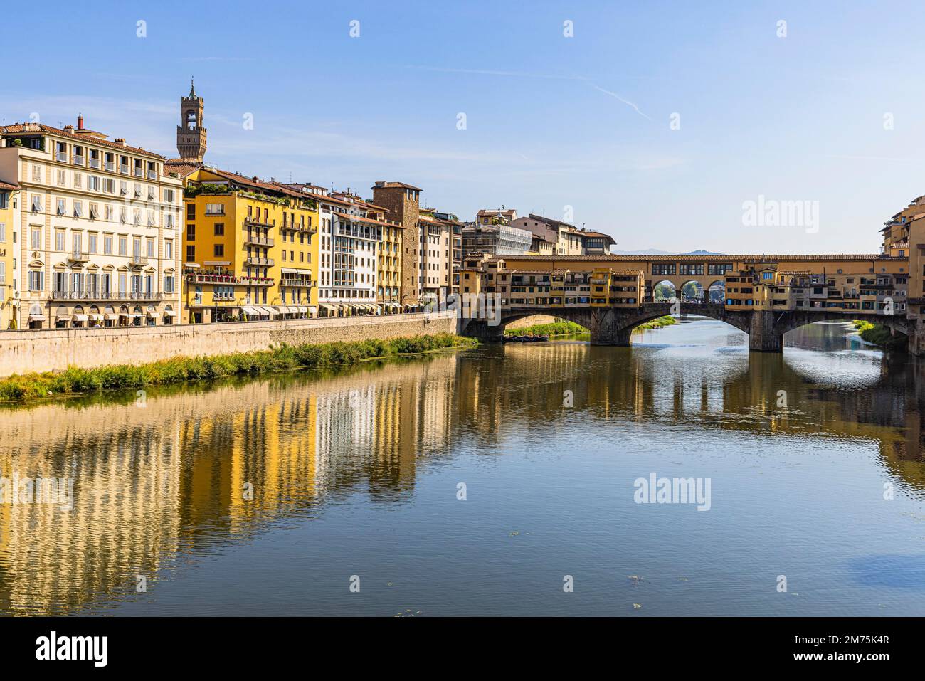 Facciate di case color pastello che si riflettono nell'acqua dell'Arno, vista sul Ponte Vecchio, Firenze, Toscana, Italia Foto Stock