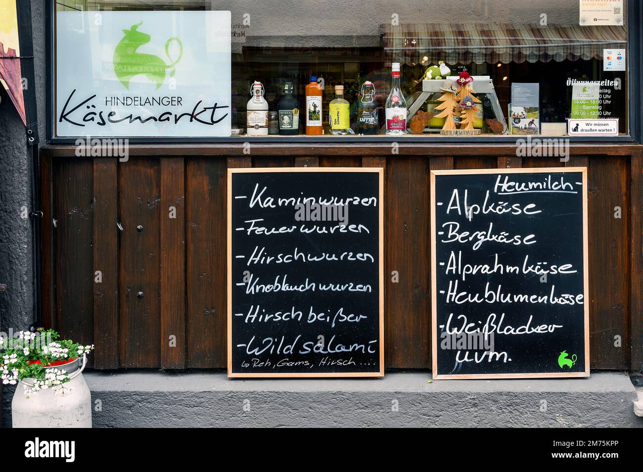 Vetrina del mercato del formaggio Hindelang, pubblicità per salsiccia e formaggio, Hindelang, Allgaeu, Baviera, Germania Foto Stock