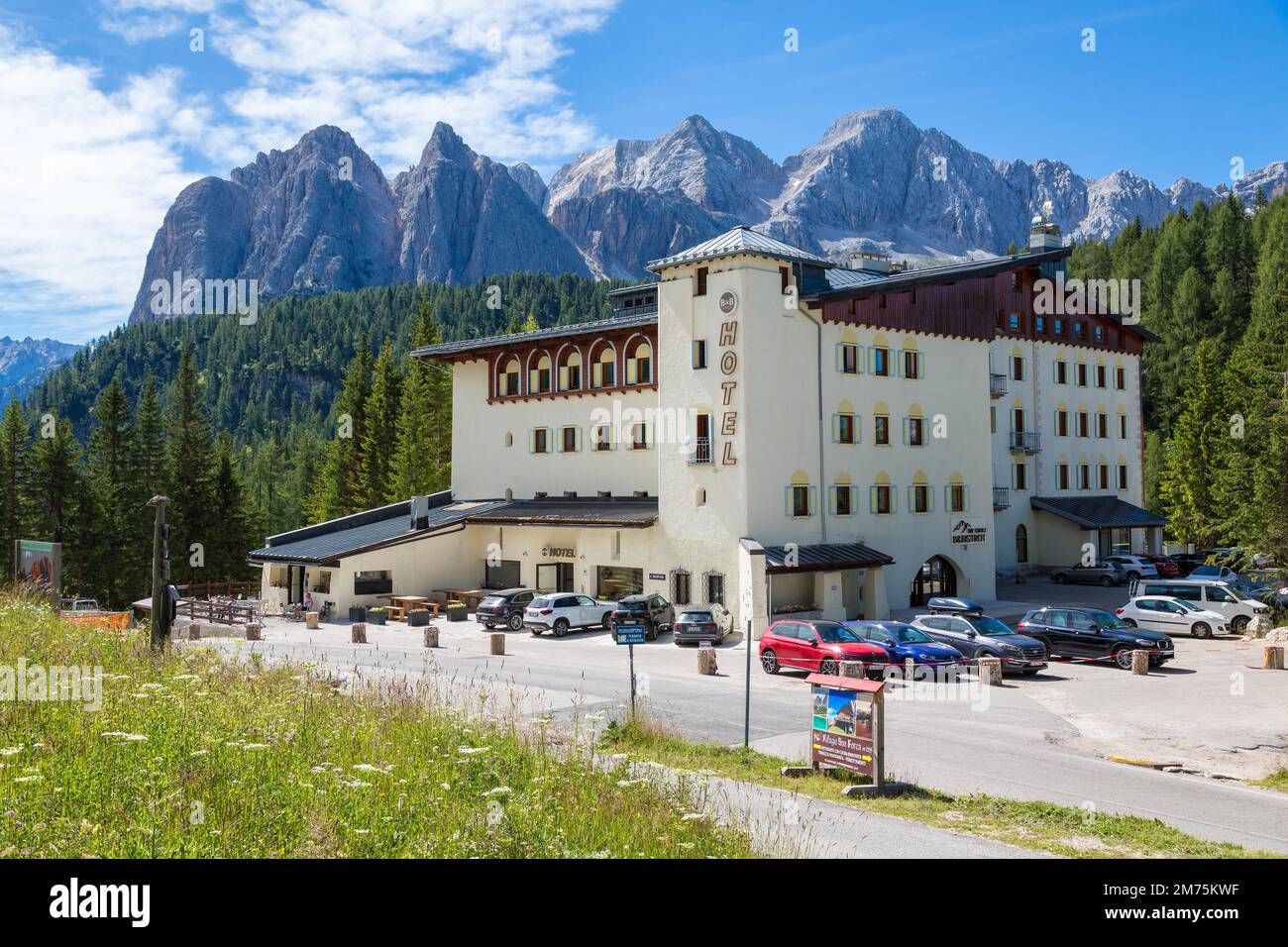 Grande albergo di fronte al panorama alpino, Dolomiti, B&B Hotel Passo tre  Croci, Cortina Dampezzo, Alto Adige, Italia Foto stock - Alamy