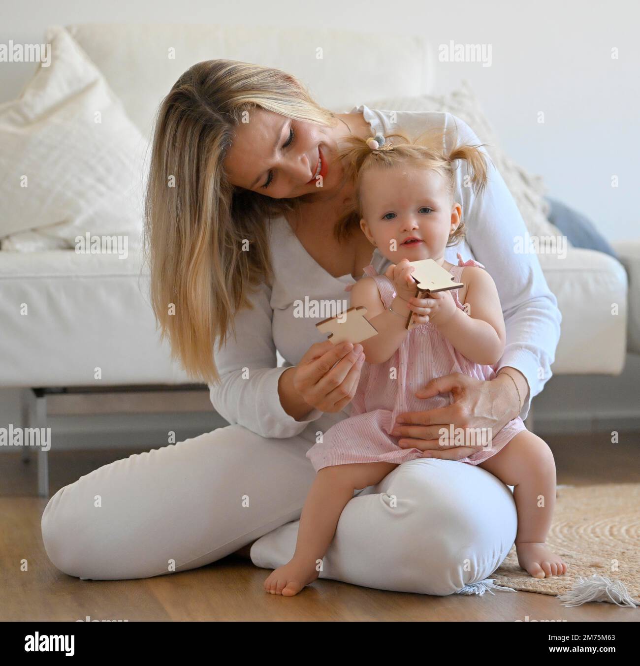 Madre che gioca con la ragazza, bambino, 11 mesi, sul pavimento, giocattoli, Baden-Wuerttemberg, Germania Foto Stock