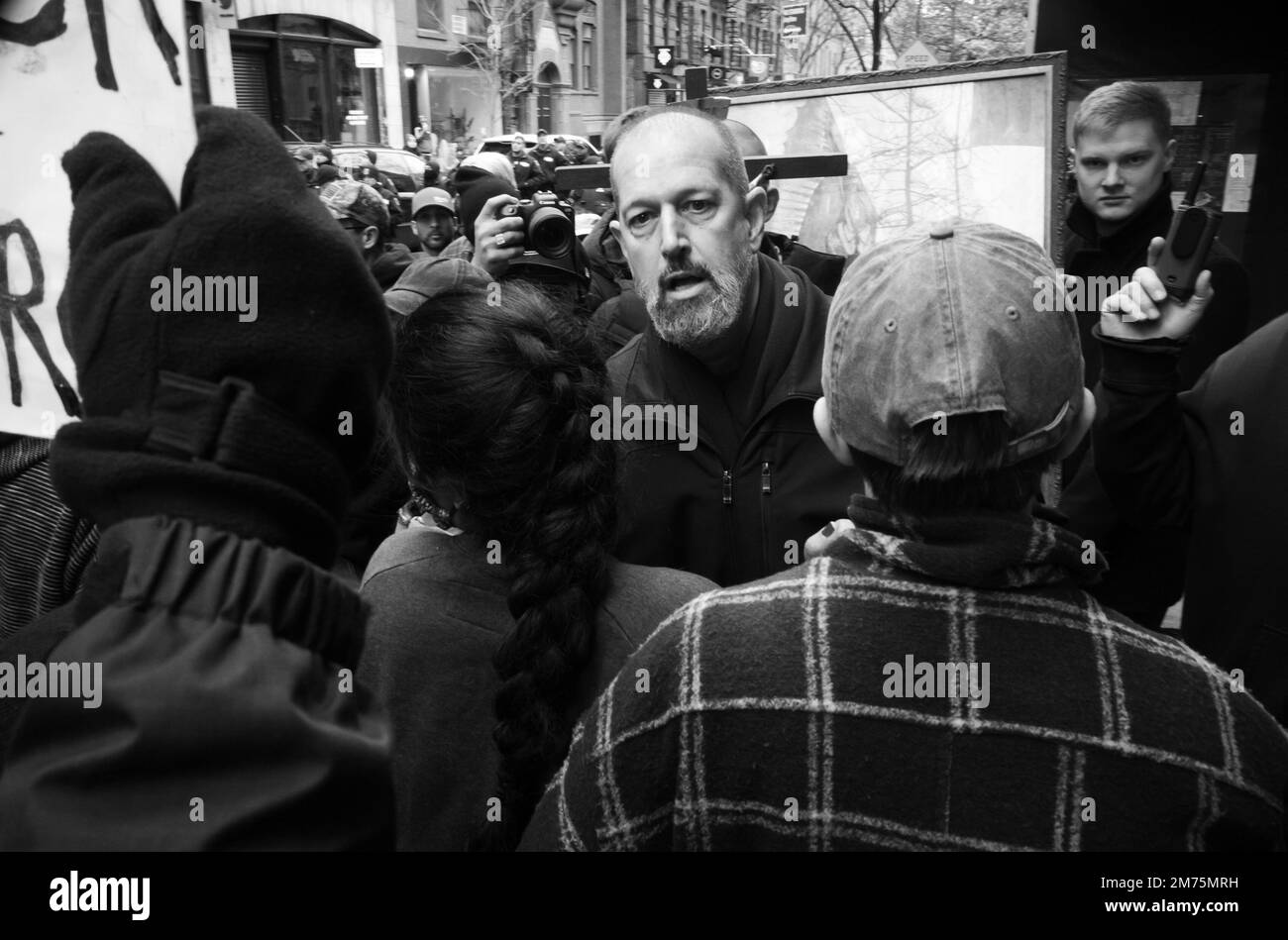 New York, New York, Stati Uniti. 7th Jan, 2023. Un frate francescano Christopher e un fautore della vita della Basilica della vecchia Cattedrale di San Patrizio, si scontrano con dimostranti pro-scelta durante la loro protesta mensile convergendo sull'ufficio di paternità pianificato un paio di isolati a nord della chiesa sulle strade di Mott e Bleeker a New York. (Credit Image: © Brian Branch Price/ZUMA Press Wire) Credit: ZUMA Press, Inc./Alamy Live News Foto Stock