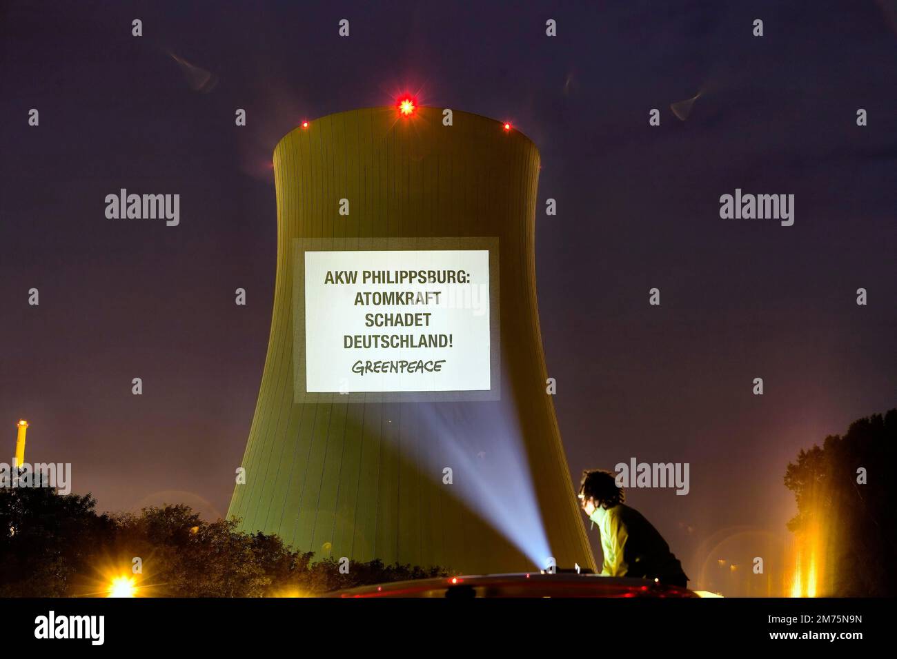 Greenpeace presso la centrale nucleare di Philippsburg, l'energia nucleare danneggia la Germania. Phillipsburg, Baden-Wuerttemberg, Germania Foto Stock