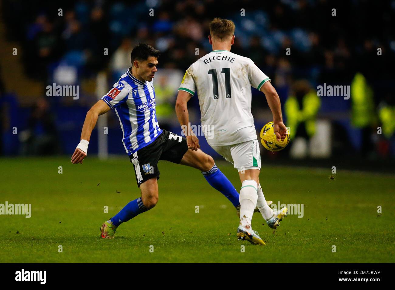 Sheffield, Regno Unito. 07th Jan, 2023. REECE James #33 di Sheffield Wednesday e Matt Ritchie #11 di Newcastle Unitedduring la partita della Emirates fa Cup Third Round di Sheffield Wednesday vs Newcastle United a Hillsborough, Sheffield, Regno Unito, 7th gennaio 2023 (Photo by ben Early/News Images) a Sheffield, Regno Unito il 1/7/2023. (Foto di ben Early/News Images/Sipa USA) Credit: Sipa USA/Alamy Live News Foto Stock