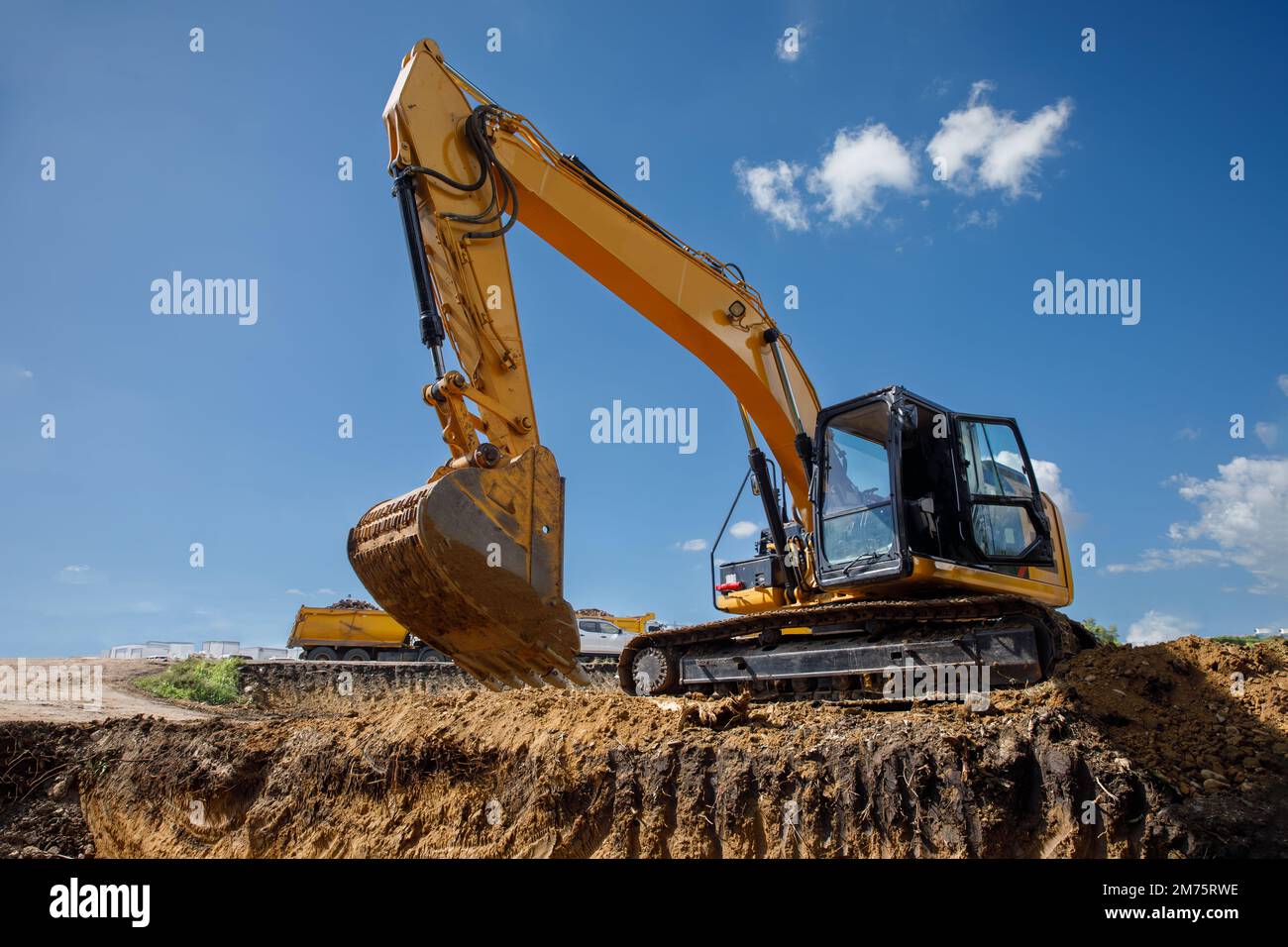 Un grande escavatore da costruzione di colore giallo sul cantiere in cava per l'estrazione. Immagine industriale. Foto Stock