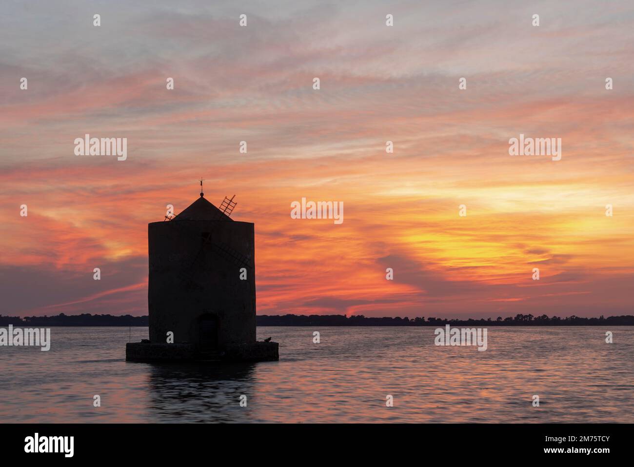 Mulino a vento spagnolo, tramonto, laguna di Orbetello, Toscana, Italia Foto Stock