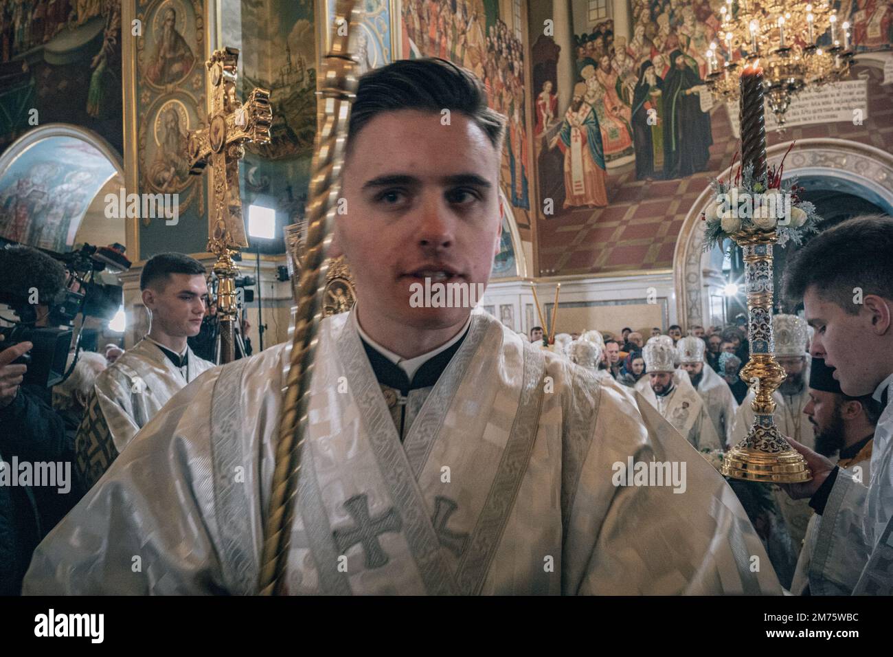 Kiev, Ucraina. 07th Jan, 2023. Nicolas Cleuet / le Pictorium - UKR - guerra Ucraina - Kiev - Messa della Natività Ortodossa - Chiesa della dominazione, Monastero delle Grotte - 7/1/2023 - Ucraina / Kyiv ; Kiev / Kiev - Servizio storico di celebrazione della nascita di Gesù da parte del Patriarca Epihpane della Chiesa Ortodossa Ucraina nella Chiesa della dominazione nel Monastero delle Grotte, presa in consegna dalla chiesa allegata al Patriarcato di Mosca Credit: LE PICTORIUM/Alamy Live News Foto Stock