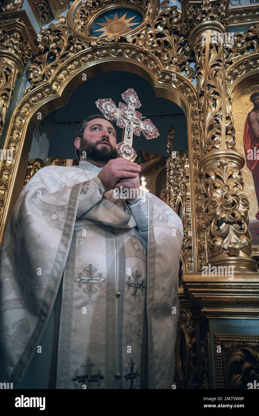 Kiev, Ucraina. 07th Jan, 2023. Nicolas Cleuet / le Pictorium - UKR - guerra Ucraina - Kiev - Messa della Natività Ortodossa - Chiesa della dominazione, Monastero delle Grotte - 7/1/2023 - Ucraina / Kyiv ; Kiev / Kiev - Servizio storico di celebrazione della nascita di Gesù da parte del Patriarca Epihpane della Chiesa Ortodossa Ucraina nella Chiesa della dominazione nel Monastero delle Grotte, presa in consegna dalla chiesa allegata al Patriarcato di Mosca Credit: LE PICTORIUM/Alamy Live News Foto Stock
