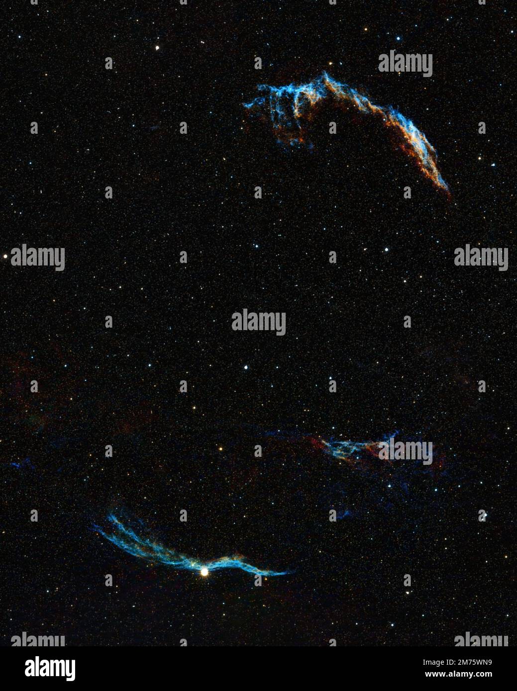 Una bella scena di Veil Nebula Stars spazio nel cielo nero Foto Stock