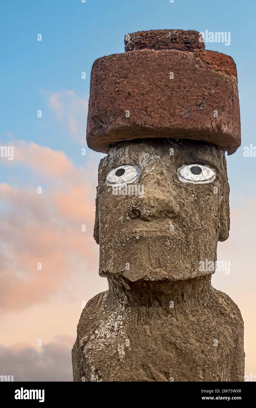 Closeup di e re-eretto moai a AHU Tahai con il pukao restaurato e replica occhi coralli, isola di Pasqua, Cile Foto Stock