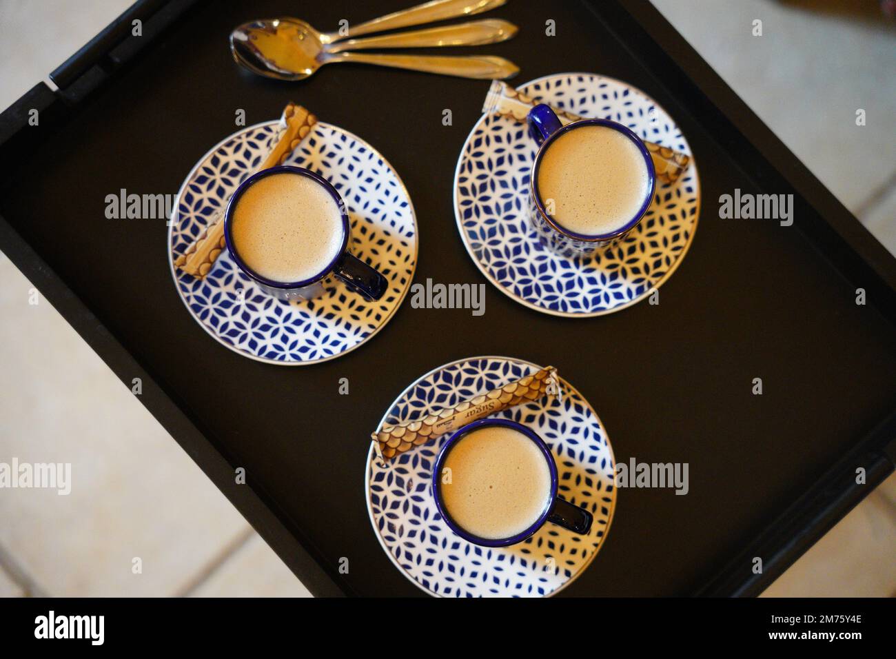 Caffè turco o francese con delizia in schiuma e set di servizio tradizionale. Set da caffè in ceramica blu e bianca Foto Stock