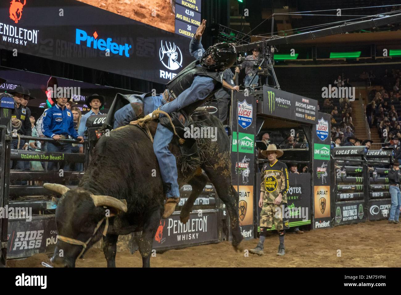 New York, New York, Stati Uniti. 6th Jan, 2023. (NUOVO) 2023 Riders toro professionisti scatenano la Bestia al Giardino. 06 gennaio 2023, New York, New York, USA: Alex Cerqueira cavalca Viper durante l'evento Professional Bull Riders 2023 scatenate la Bestia al Madison Square Garden il 6 gennaio 2023 a New York City. Credit: M10S/TheNews2 (Credit Image: © M10S/TheNEWS2 via ZUMA Press Wire) Foto Stock