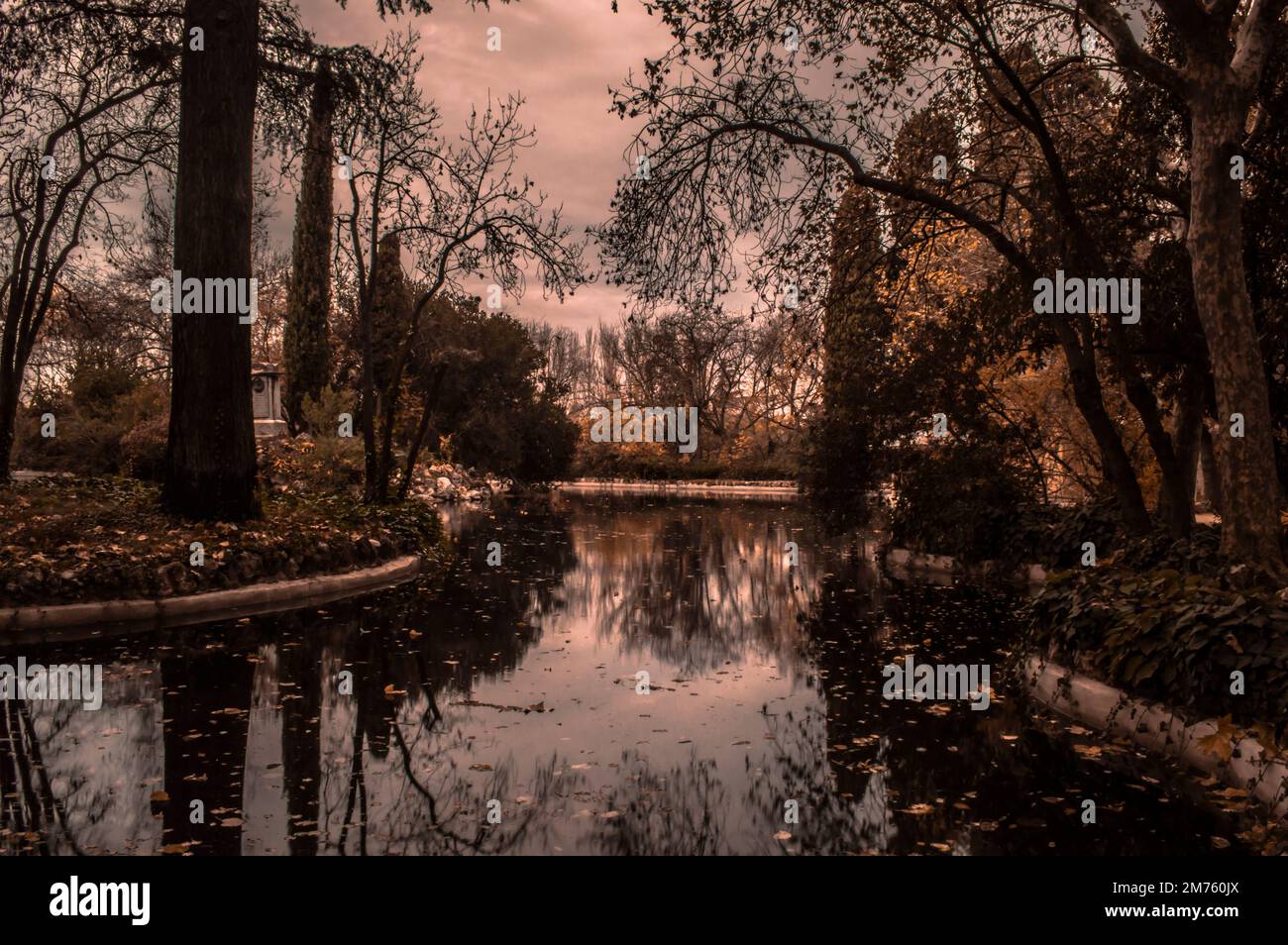 laghetto con acqua di seta in caduta nel parco capricho della città di madrid fotografia urbana Foto Stock