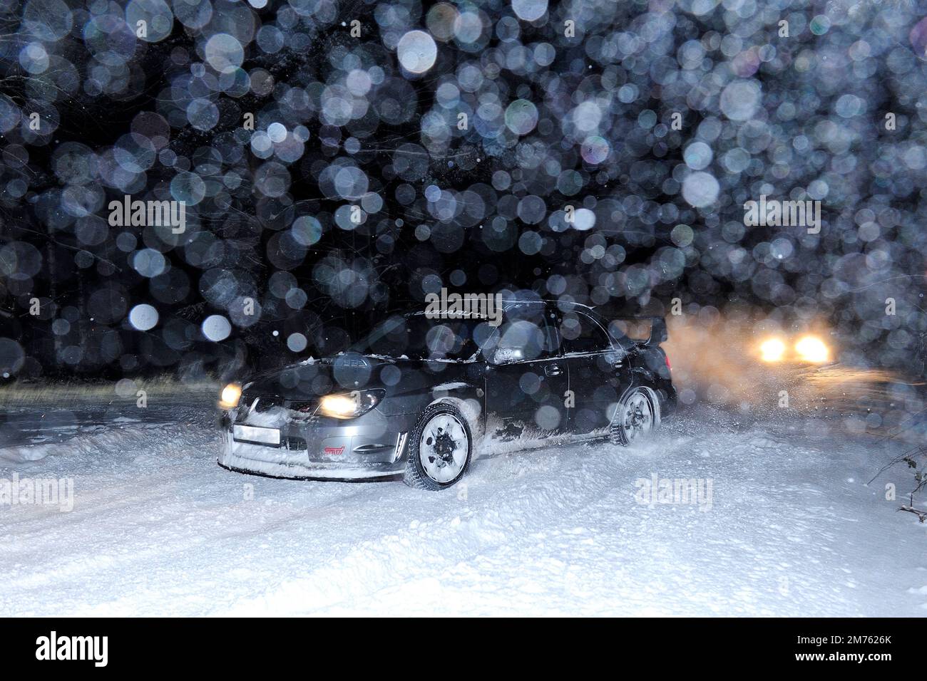 auto, auto, notte, inverno, maltempo, trasporto, notte d'inverno, viaggio, neve, freddo, Scivoloso, guida di una macchina in inverno, Subaru Foto Stock