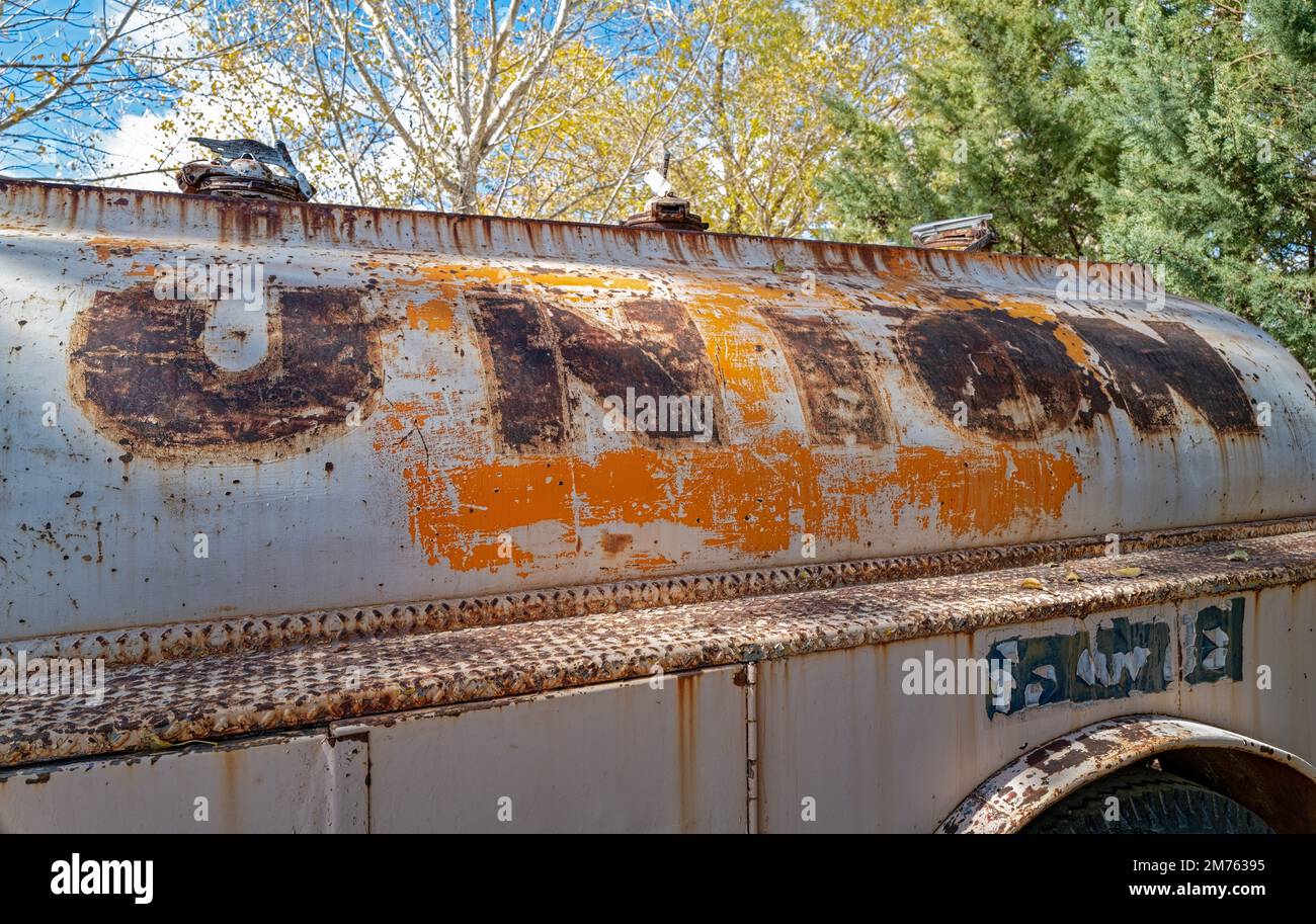 Scritta sbiadita sul serbatoio di un antico camion petrolifero Union in Nevada, USA Foto Stock