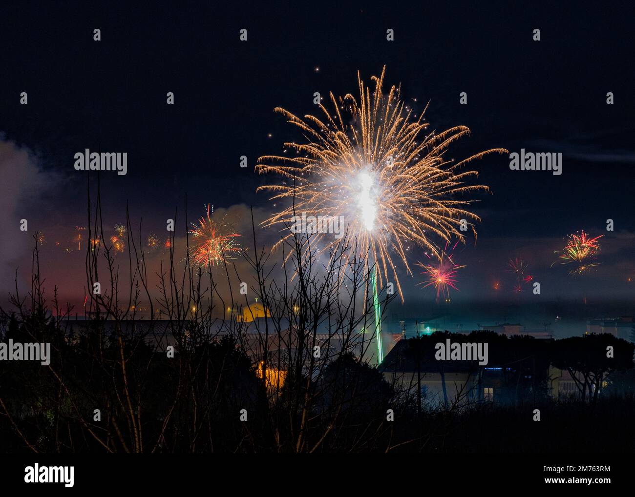 I fuochi d'artificio nel cielo di notte. Napoli, Italia Foto Stock