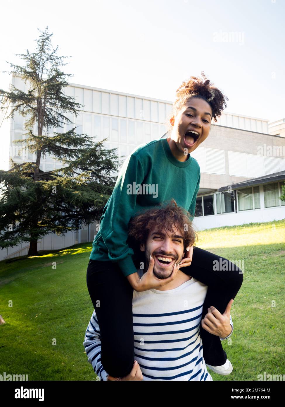 Due amici diversi che si diverti a guardare la fotocamera. Giovani amici millenari Foto Stock