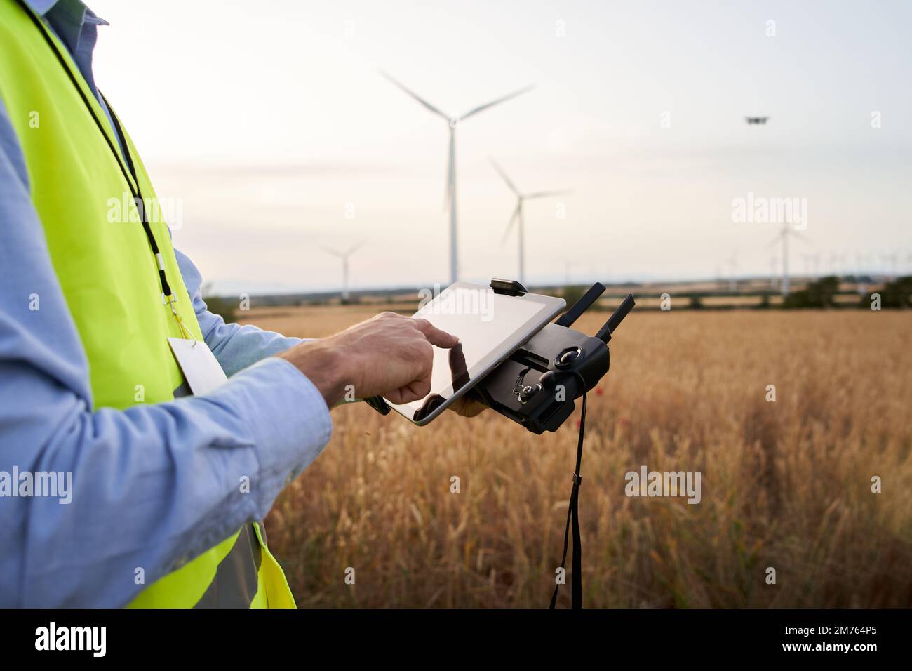 Operatore che tiene il telecomando che aziona il drone utilizzando il telecomando Ingegnere che gioca con il drone Foto Stock