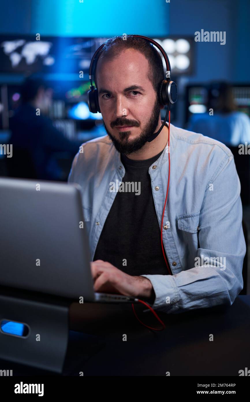 Verticale Ritratto guardando la macchina fotografica di un commerciante di mercato azionario che lavora grafici di investimento, grafici. Analista finanziario e uomo del Digital Business occupato Foto Stock