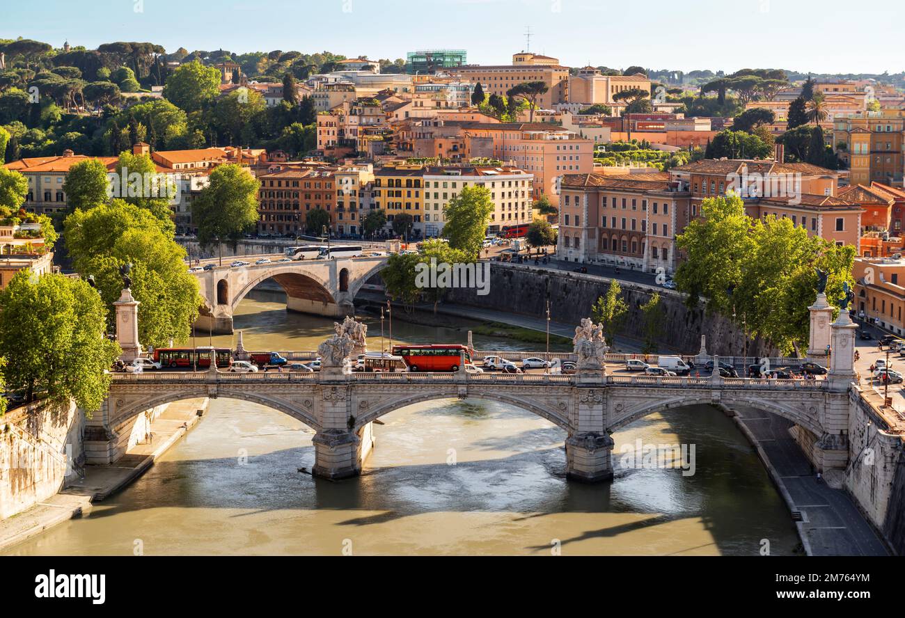 Panorama di Roma, Italia, Europa. Bei ponti panoramici sul fiume Tevere nel centro di Roma. Vista panoramica dei vecchi edifici di Roma, splendido paesaggio o Foto Stock