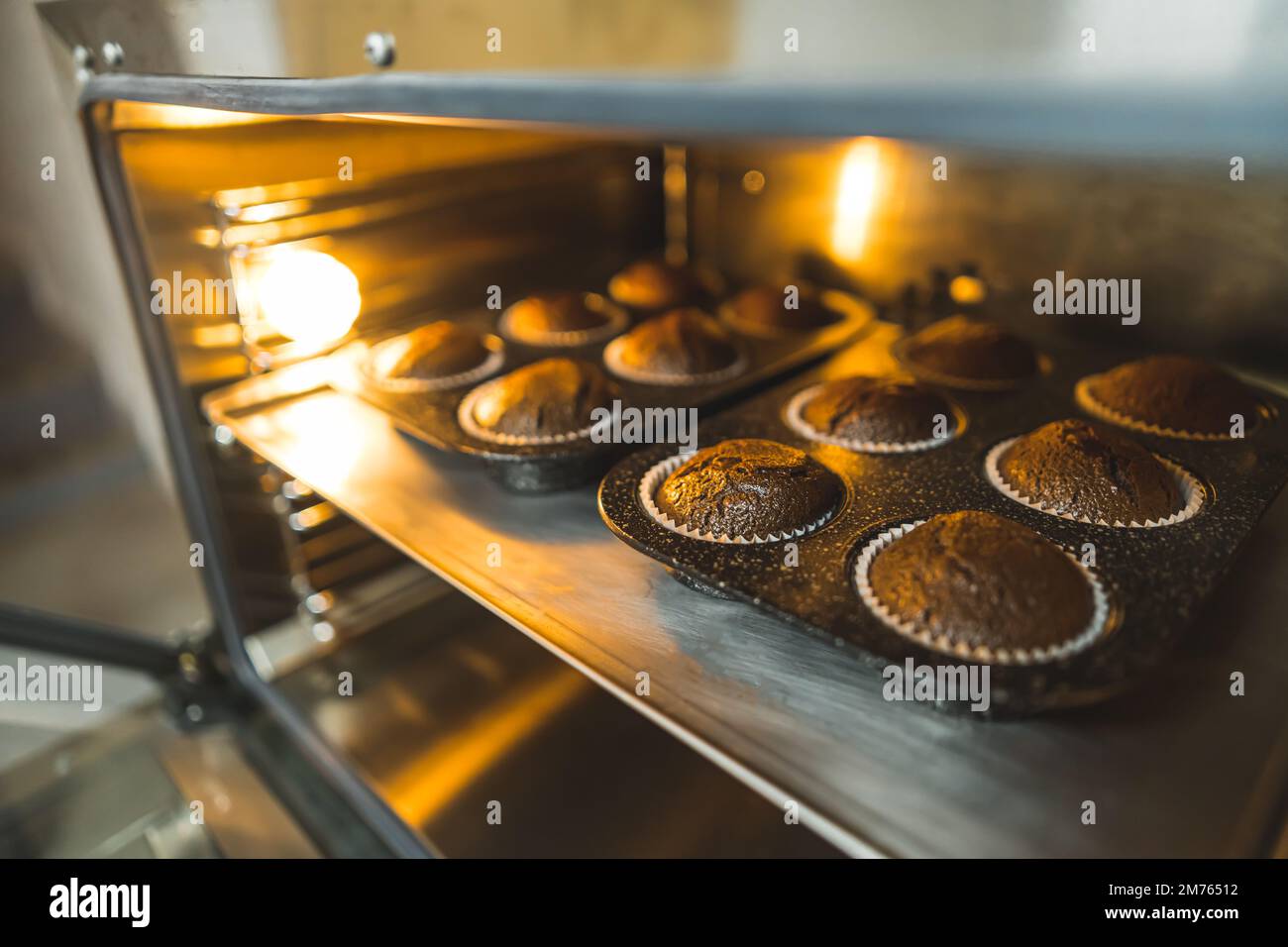 Pronti a mangiare cupcake. Muffin al cioccolato dolce appena sfornati. Primo piano. Spazio di copia. Foto di alta qualità Foto Stock