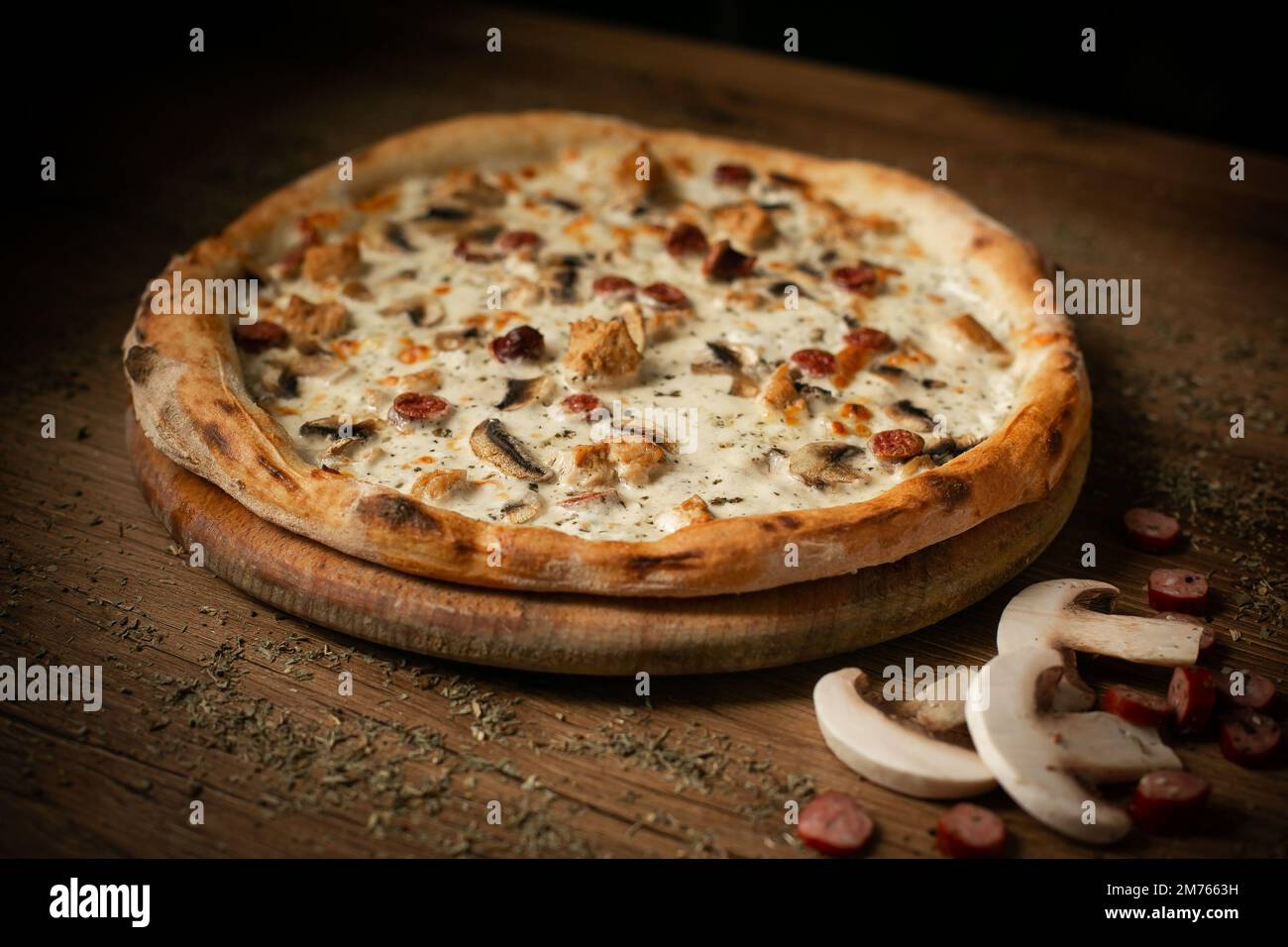 deliziosa pizza di pollo con salsicce e funghi. Foto Stock