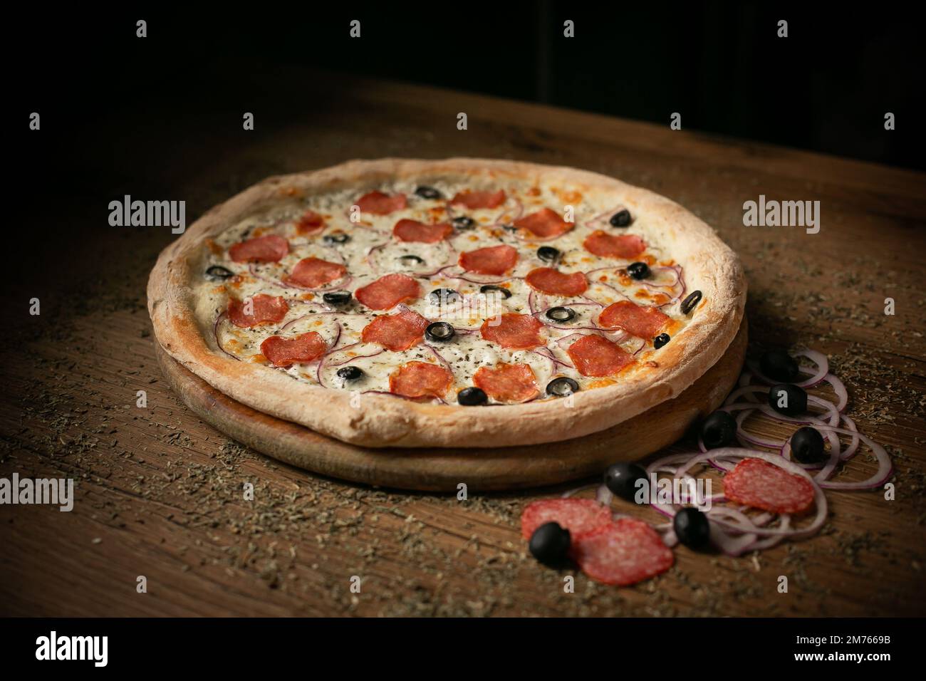 deliziosa pizza con salsicce, olive e cipolle. Foto Stock