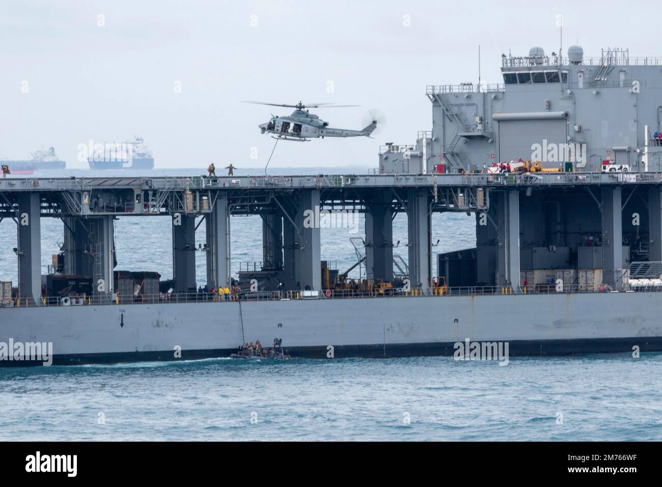 NATUNA SEA (7 gennaio 2023) – Marines assegnati ad un plotone della forza di RAID marittima (MRF) imbarcati a bordo di un molo di trasporto anfibio USS Anchorage (LPD 23) Utilizzare 11m imbarcazioni gonfiabili a scafo rigido (RHIBs) e una UH-1Y Venom assegnata a Variable Tiltrotor Squadron (VMM) 362 a bordo di Lewis B. base mobile di spedizione di classe Puller USS Miguel Keith (ESB 5) per un esercizio di formazione Visit, Board, Search, and Sequesture (VBSS), gennaio 7. La capacità di operare in modo trasparente e simultaneo in mare, a riva e in aria rappresenta il valore unico della capacità anfibia fornita dal team ARG/MEU. Il Makin è Foto Stock
