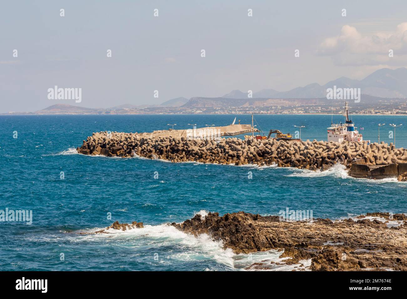 Muro di mare difensivo al largo della costa di Creta, Grecia. Foto Stock