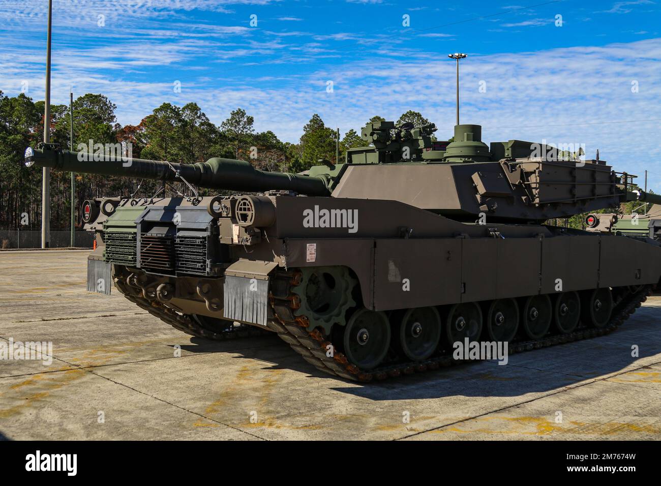 1st Armored Brigade Combat Team, 3rd° Divisione Fanteria, riceve il serbatoio di Abrams M1A2 SEPv3 modernizzato a Fort Stewart, Georgia, 5 gennaio 2023. Oltre ad avere una migliore capacità di sopravvivenza, il carro armato M1A2 SEPv3 Abrams può ospitare la tecnologia matura che l'esercito ritiene operativamente rilevante. I miglioramenti riguardano l'aumento del margine di alimentazione elettrica, i sistemi di gestione dello stato dei veicoli, la protezione integrata contro IED, una nuova unità di alimentazione ausiliaria che consente l'orologio silenzioso, la formazione integrata e un collegamento dati delle munizioni. (STATI UNITI Foto dell'esercito del personale Sgt. Rakeem carter) Foto Stock