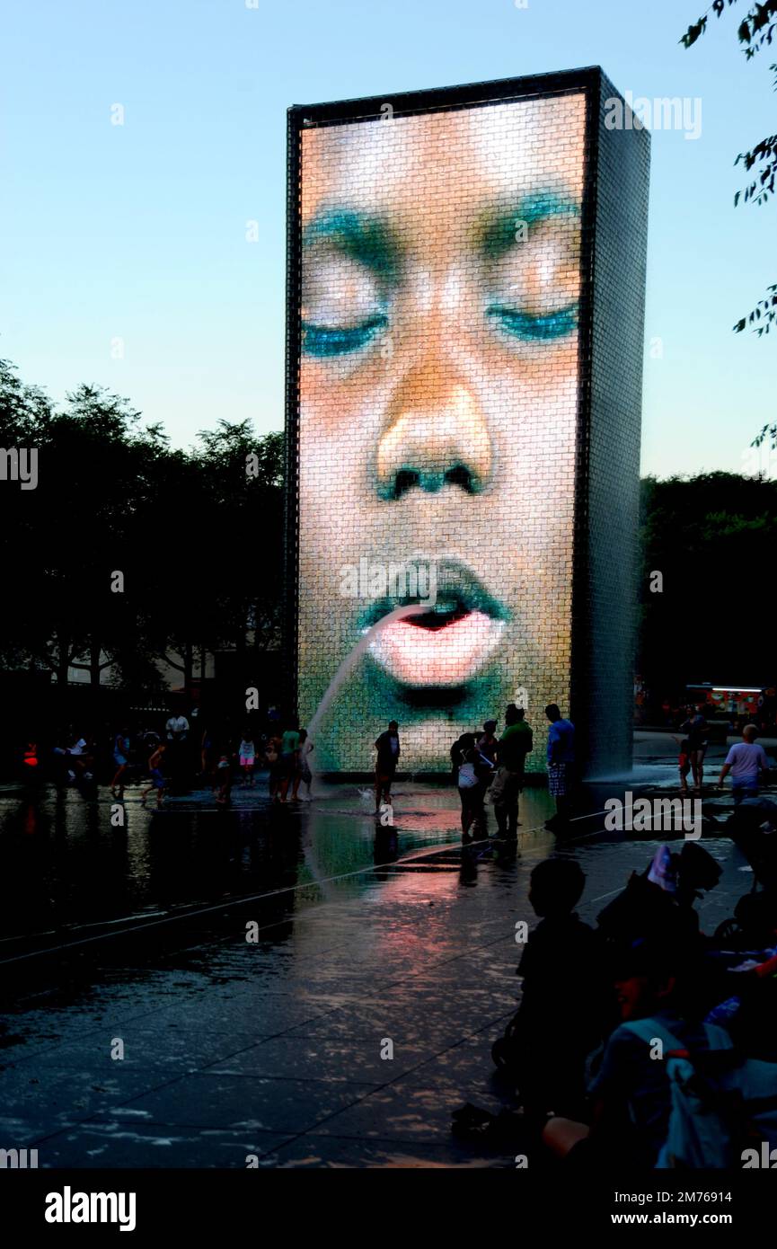 La Crown Fountain interattiva nel Millennium Park di Chicago è un'opera interattiva di arte pubblica e video. Foto Stock