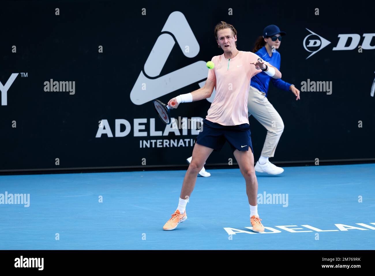 Adelaide, Australia, 7 gennaio 2023. Sebastian Korda degli Stati Uniti gioca una prefazione durante l'Adelaide International tennis match tra Sebastian Korda degli Stati Uniti e Yoshihito Nishioka del Giappone al Memorial Drive il 07 gennaio 2023 ad Adelaide, Australia. Credit: Peter Mundy/Speed Media/Alamy Live News Foto Stock