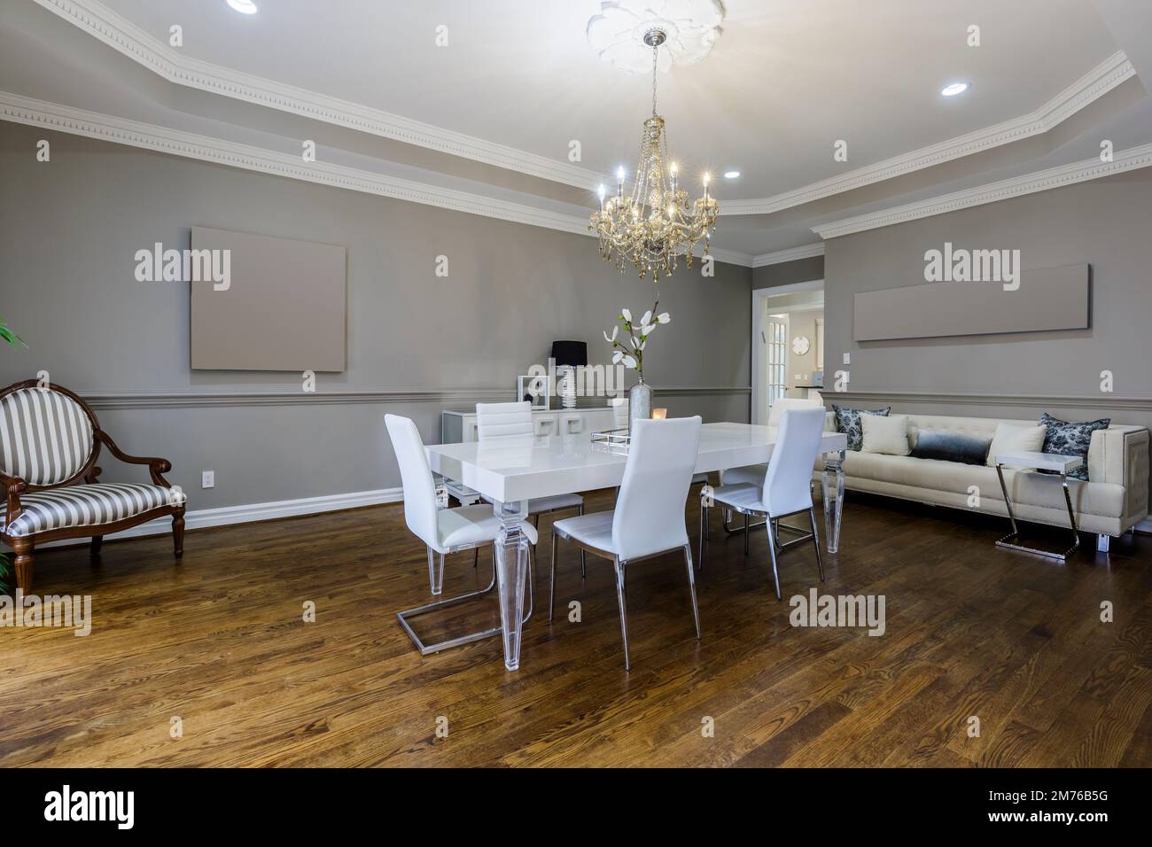Soggiorno interno in una nuova casa Foto Stock