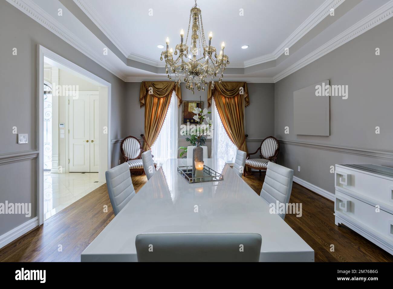 Soggiorno interno in una nuova casa Foto Stock