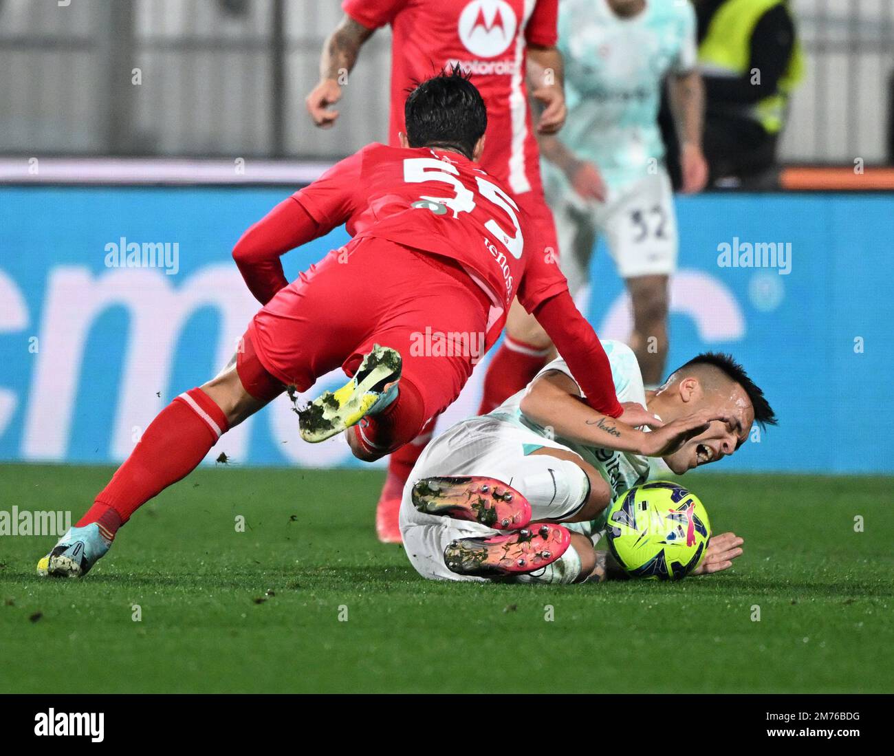 Monza, Italia. 7th Jan, 2023. L'Inter's Lautaro Martinez (R) vies con l'Armando Izzo di Monza durante una Serie Una partita di calcio tra il FC Inter e Monza a Monza, in Italia, il 7 gennaio 2023. Credit: Alberto Lingria/Xinhua/Alamy Live News Foto Stock