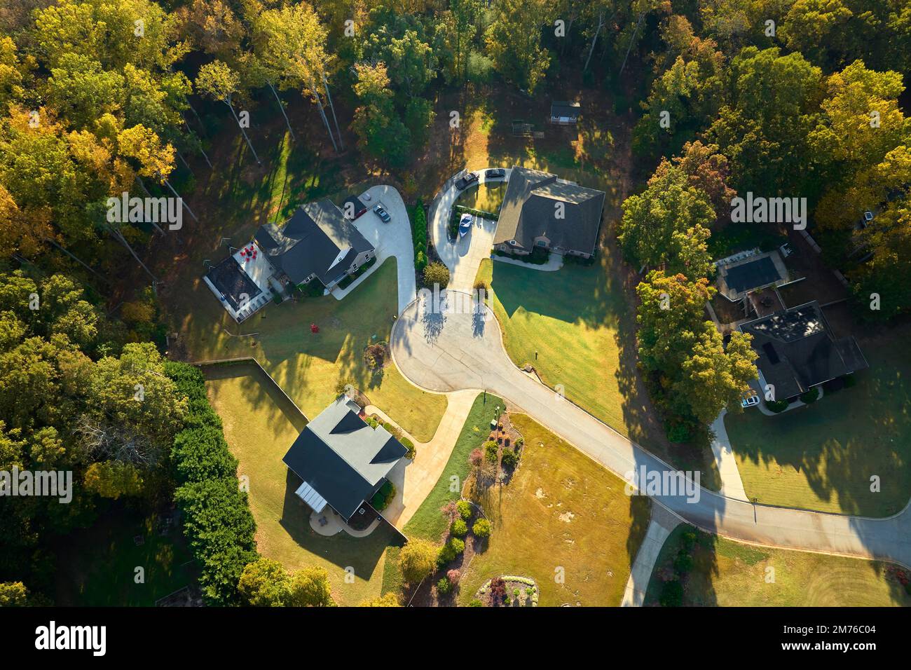 Vista aerea delle case americane classiche nella zona residenziale del South Carolina. Nuove case di famiglia come esempio di sviluppo immobiliare nella periferia degli Stati Uniti Foto Stock