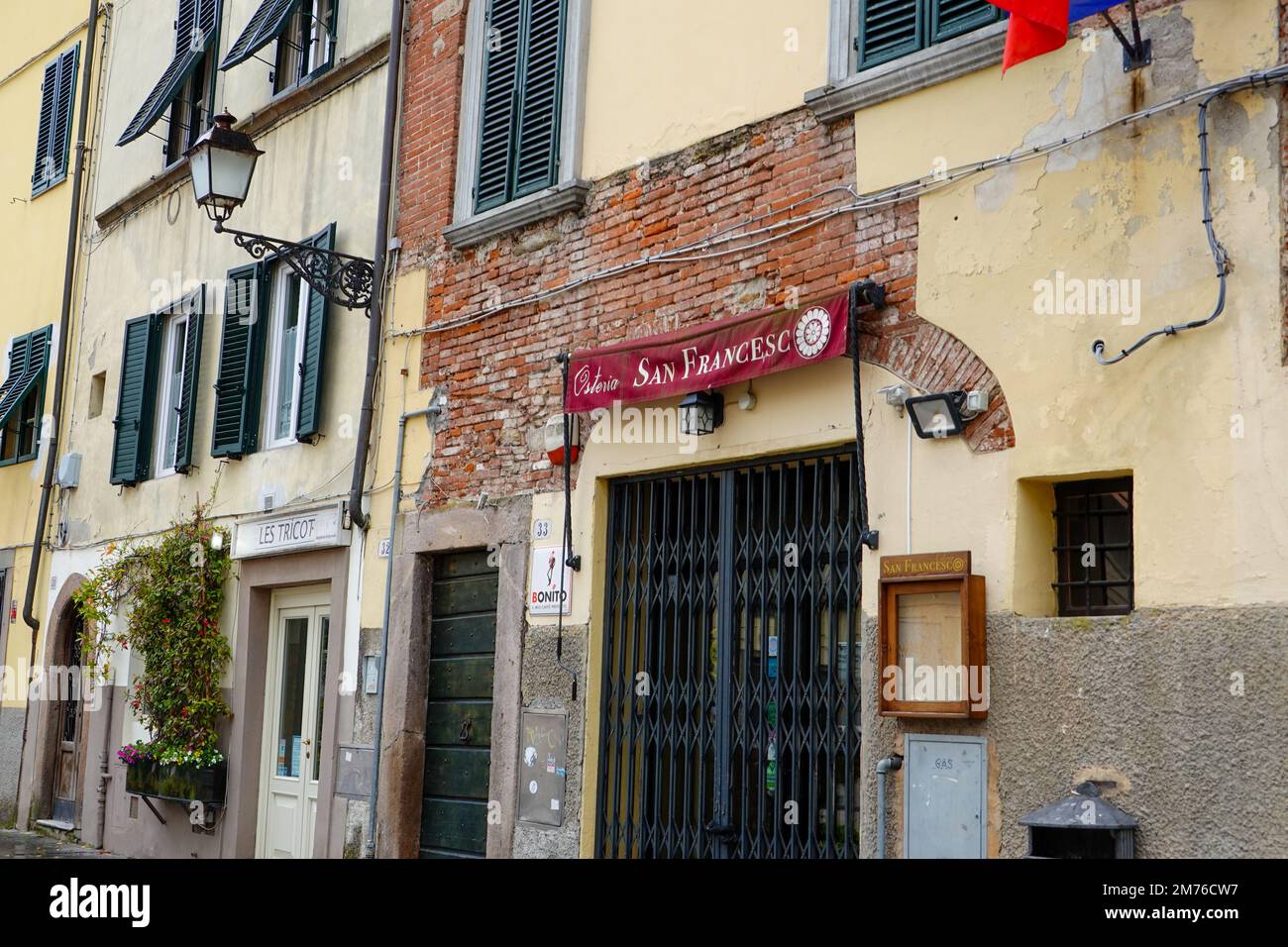 Ristorante esterno chiuso, Osteria San Francesco (ora permanentemente chiuso), Piazza S. Francesco, Lucca, Italia. Foto Stock