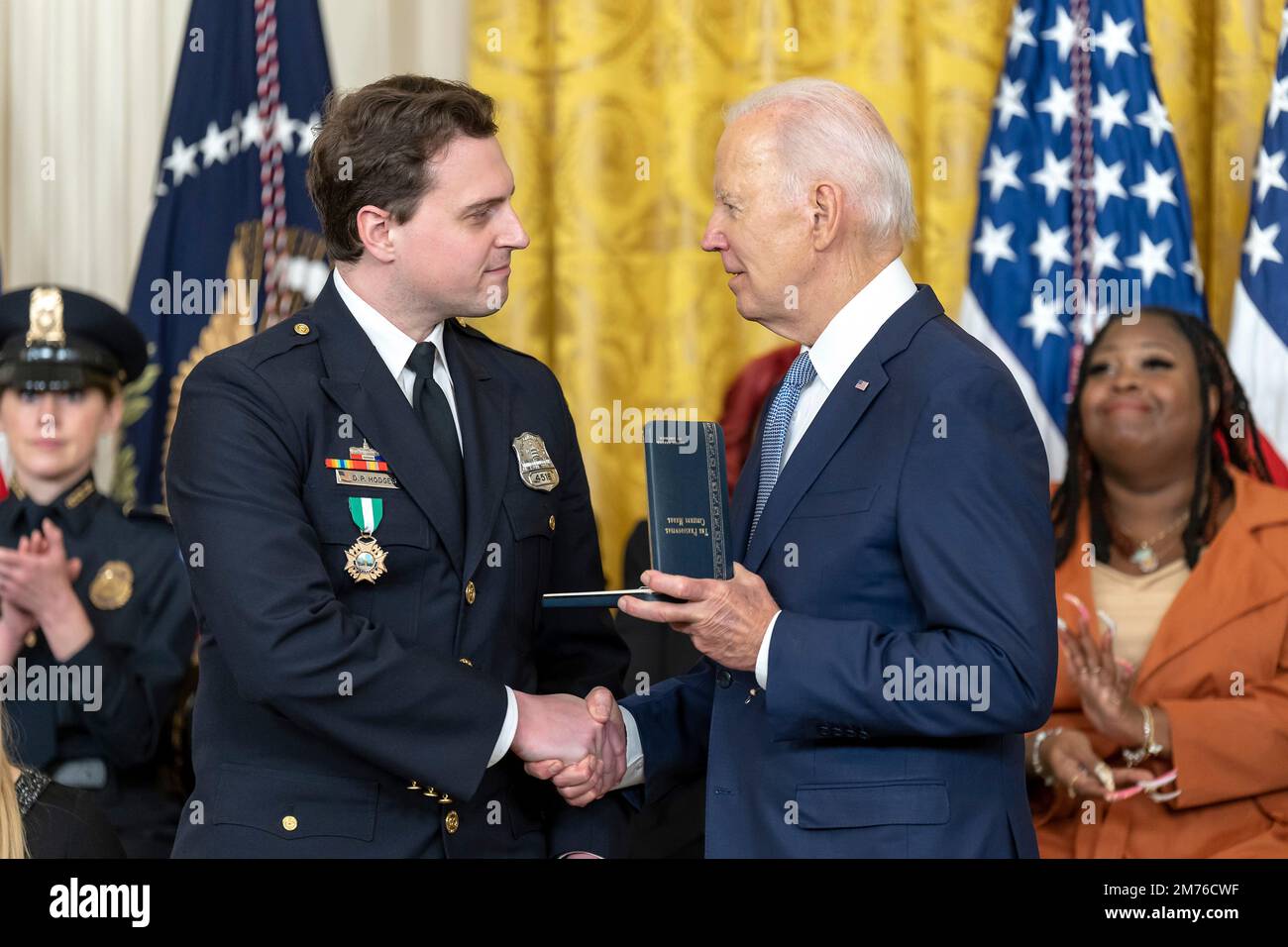 Washington, Stati Uniti d'America. 06th Jan, 2023. Washington, Stati Uniti d'America. 06 gennaio 2023. Il Presidente degli Stati Uniti Joe Biden assegna la Medaglia Presidenziale ai cittadini al Metropolitan Police Department Officer Daniel Hodges, partito, per il suo ruolo di difesa del Campidoglio durante una cerimonia nella Sala Est della Casa Bianca, il 6 gennaio 2023 a Washington, DC la cerimonia ha segnato il due anni di anniversario dell'insurrezione del gennaio 6th. Credit: Adam Schultz/White House Photo/Alamy Live News Foto Stock