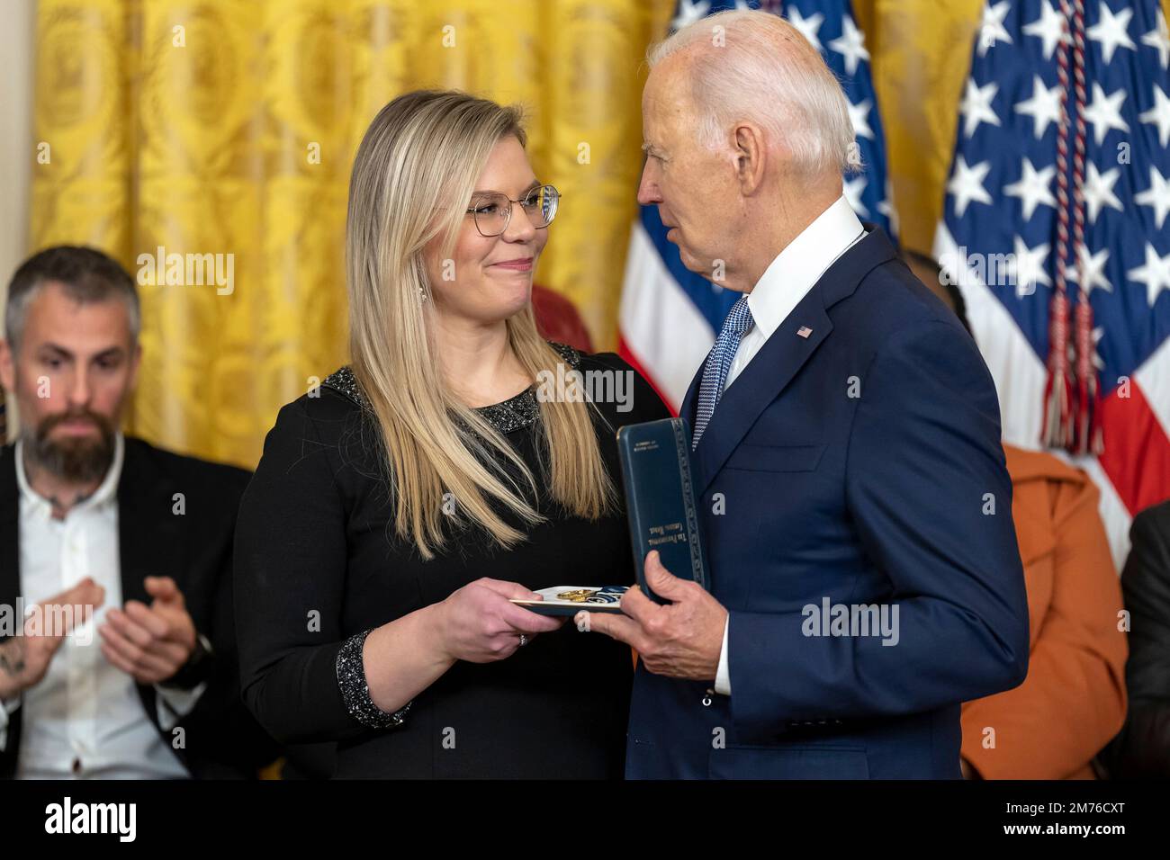 Washington, Stati Uniti d'America. 06th Jan, 2023. Washington, Stati Uniti d'America. 06 gennaio 2023. Il Presidente degli Stati Uniti Joe Biden assegna la Medaglia Presidenziale ai cittadini a Erin Smith, vedova dell'ufficiale del Dipartimento di polizia metropolitano Jeffrey L. Smith, Che morì difendendo il Campidoglio durante una cerimonia nella Sala Est della Casa Bianca, il 6 gennaio 2023 a Washington, DC la cerimonia segnò il due anni di insurrezione del 6th gennaio. Credit: Adam Schultz/White House Photo/Alamy Live News Foto Stock