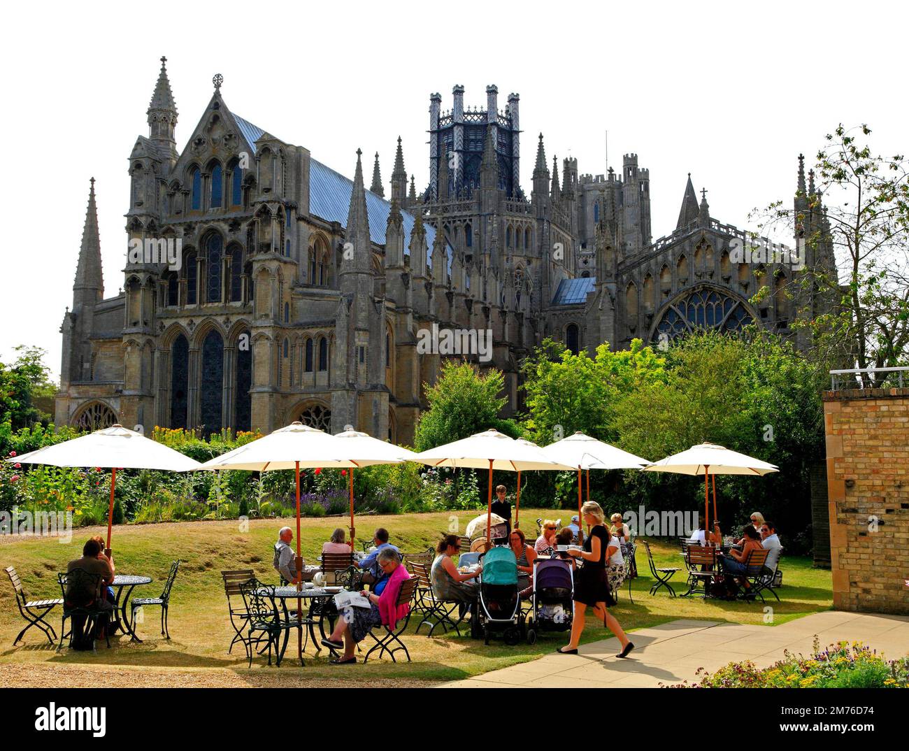 Ely, sale da tè Almonry, ristoranti, cameriera, ristorante, Cattedrale, Cambridgeshire, Inghilterra Foto Stock