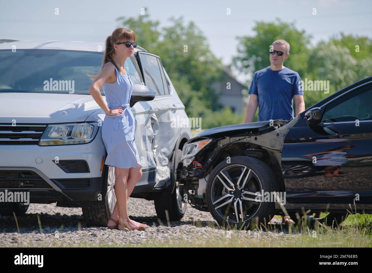 I conducenti di veicoli abbattuto che discutono chi è colpevole in incidente d'auto sul lato della strada. Sicurezza stradale e concetto di assicurazione Foto Stock