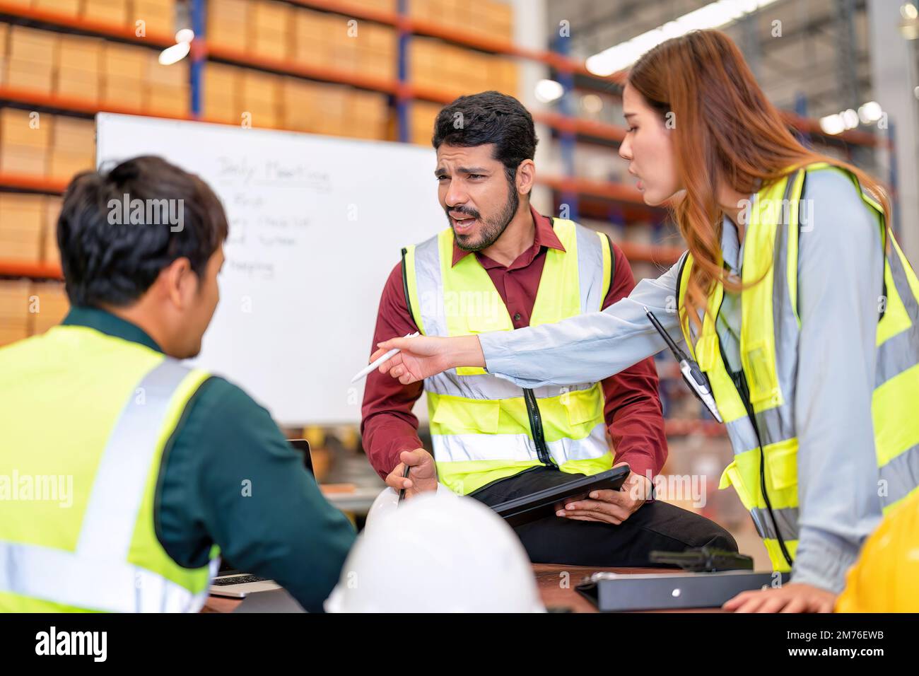 Il gruppo di lavoratori della fabbrica del magazzino conduce la cassetta degli attrezzi parlare riunione quotidiana e discussione brainstorming al mattino prima di iniziare a lavorare Foto Stock