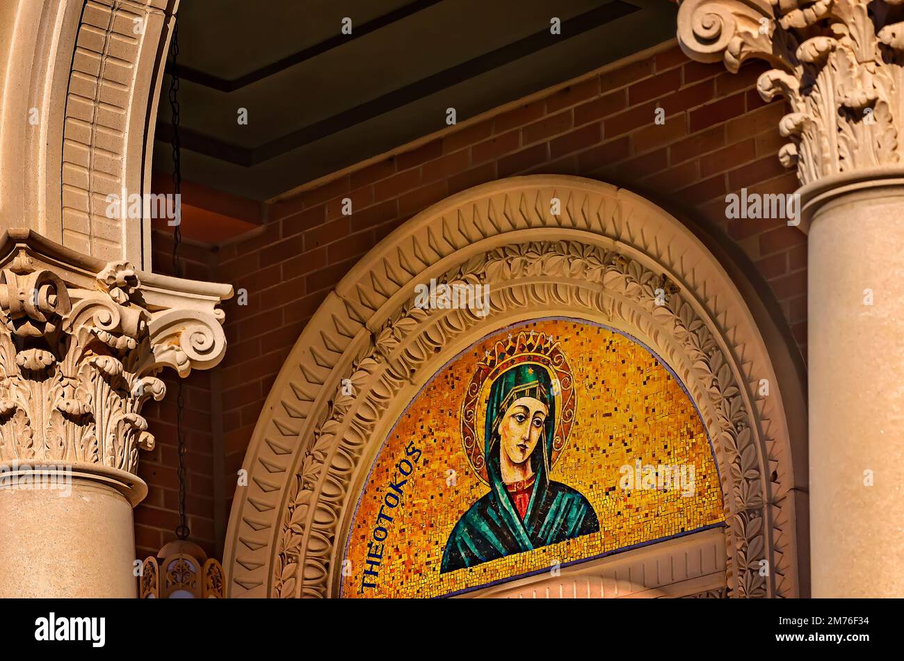 Un'icona del Theotokos è esposta sopra l'ingresso della Chiesa commemorativa di Malbis, 7 gennaio 2023, a Daphne, Alabama. Foto Stock