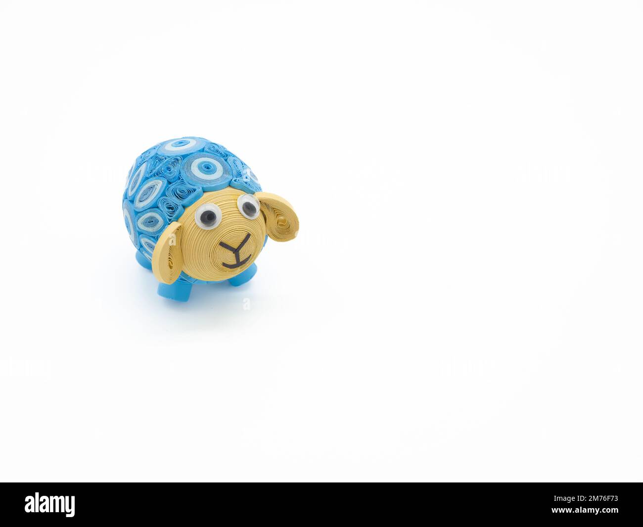 Turchese blu quill arte statuina di agnello isolato su uno sfondo bianco. Foto Stock