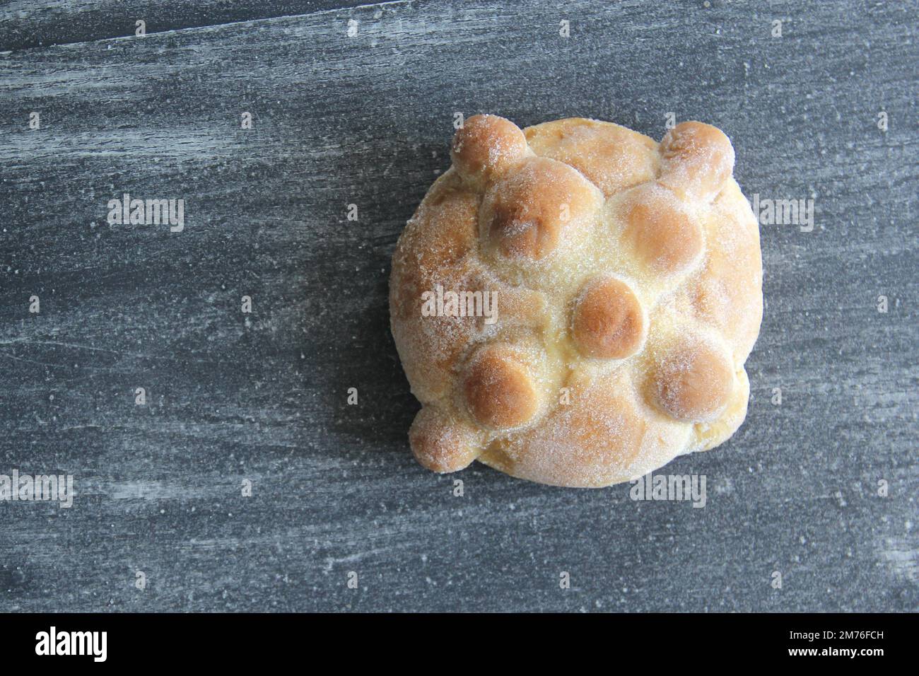 Pane dolce messicano, pane morto tradizionale per il giorno della celebrazione dei morti in Messico Foto Stock