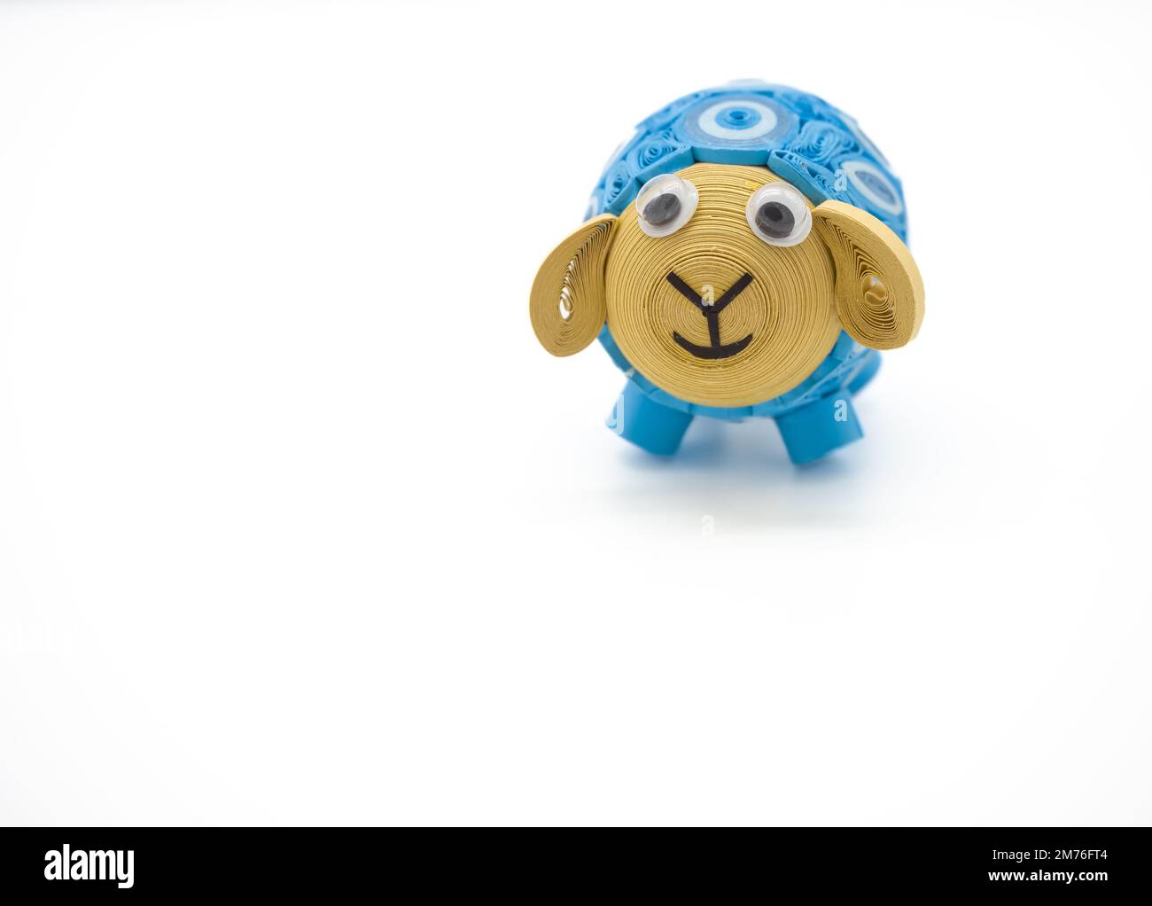 Singolo turchese blu quill arte agnello figurine decorazione di Pasqua su uno sfondo bianco. L'immagine ha spazio di copia. Foto Stock
