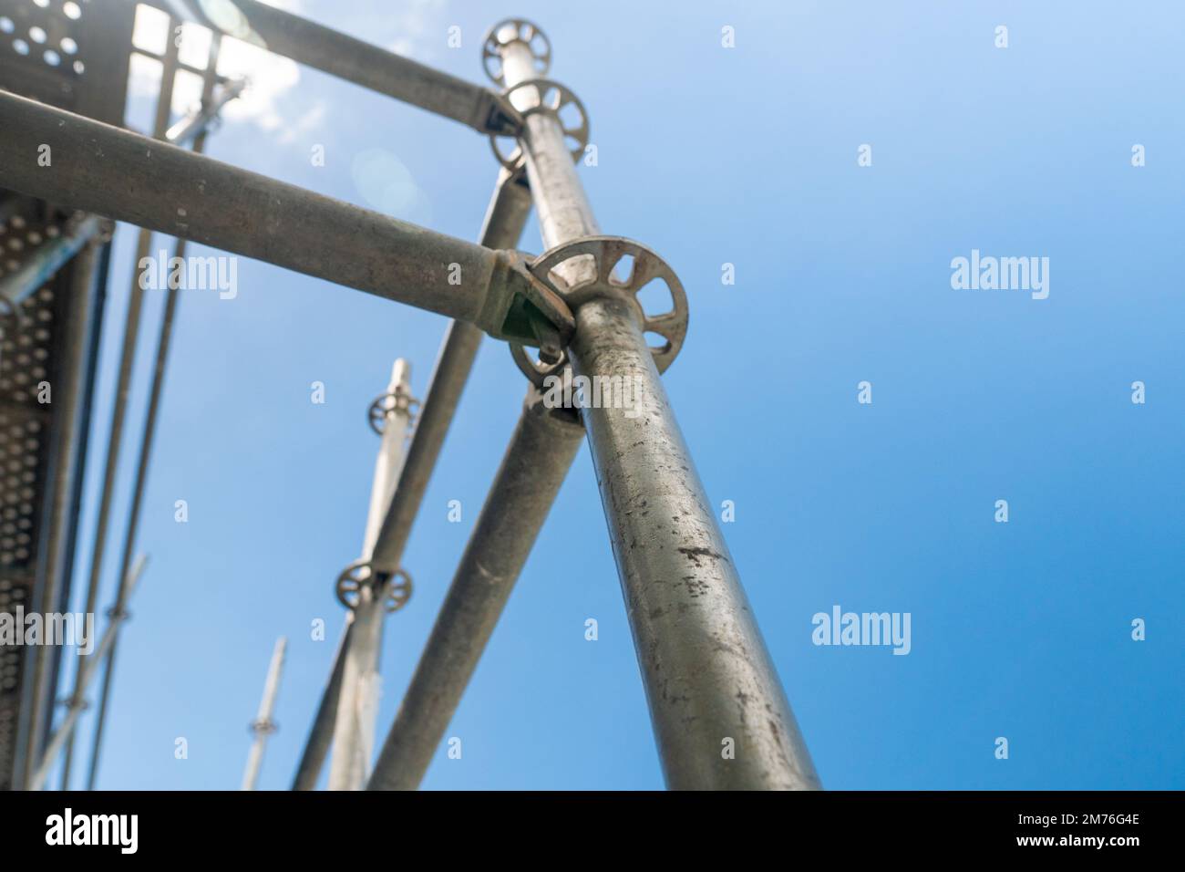 Moderna costruzione di casa con piattaforma impalcatura palo. Edificio domestico di nuova costruzione. Ponteggi e parti di montaggio in acciaio per una maggiore resistenza nella costruzione Foto Stock