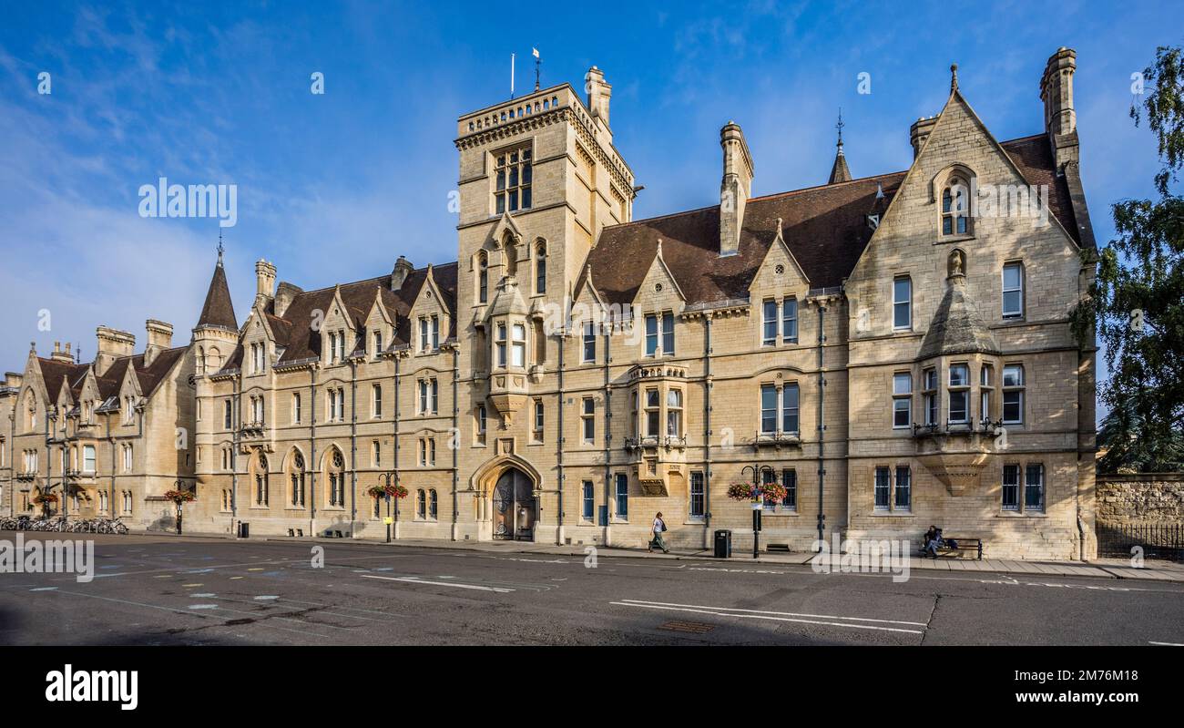 La principale facciata della Broad Street dell'Università di Oxford Balliol College, con porta e torre, conosciuta come gli edifici di Brackenbury Foto Stock