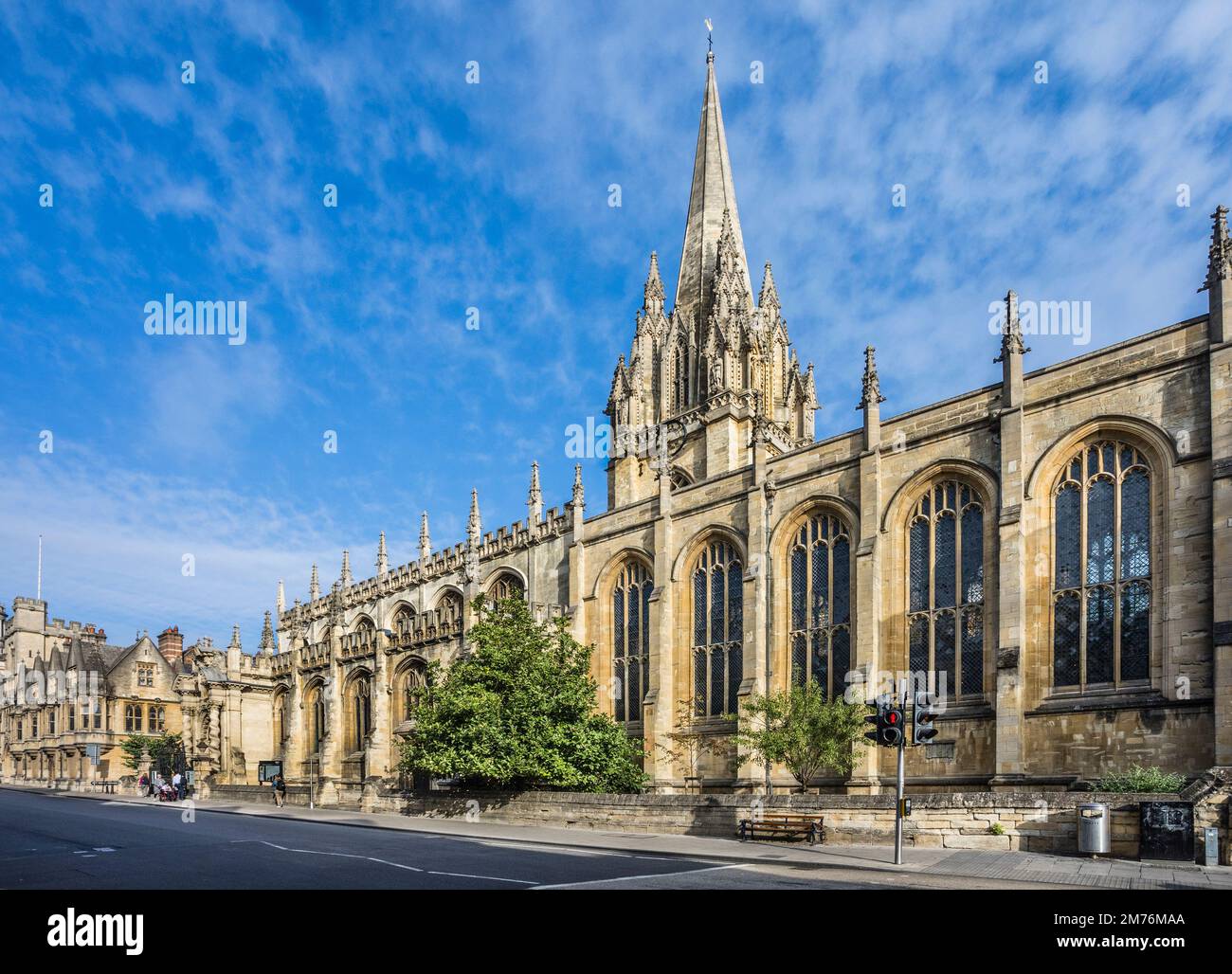 High Street facciata della Chiesa Universitaria di St Mary la Vergine a Oxford, Oxfordshire, Inghilterra sudorientale Foto Stock