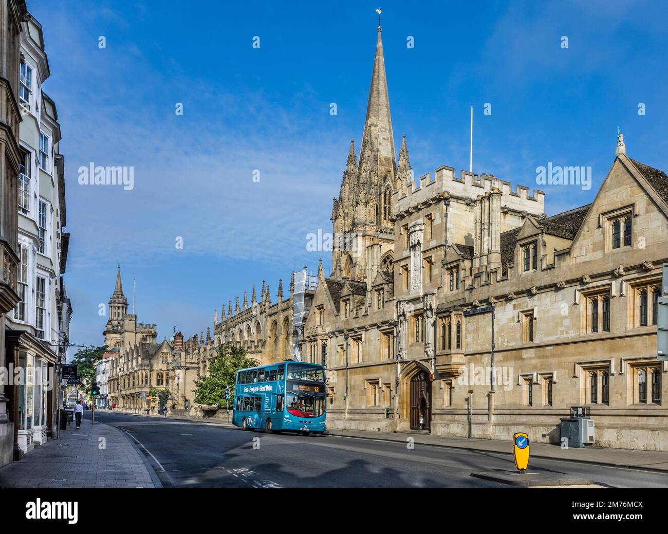 Vista di Oxford High Street con All Souls College, University Church e Brasenose College, Oxfordshire, Inghilterra sudorientale Foto Stock